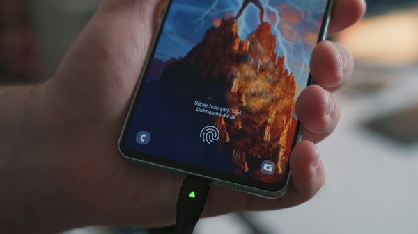 Quels sont les avantages de l'utilisation de la technologie Ultra-Wideband (UWB) sur un smartphone?
